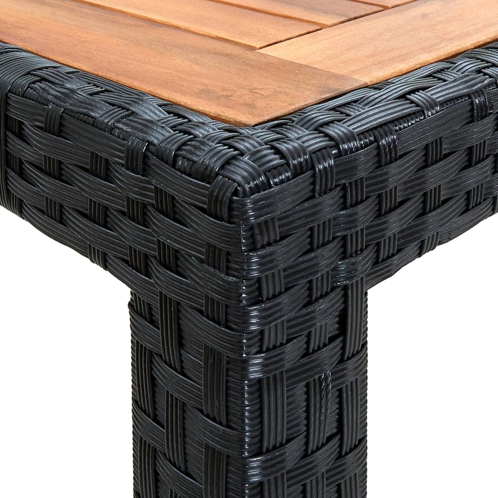 Alt-tekst: Detail van een Rattan Acacia houten tuinmeubeltafel met zwart gevlochten rattan frame en glad afgewerkt tafelblad, ontworpen voor elegant en duurzaam buiten gebruik.