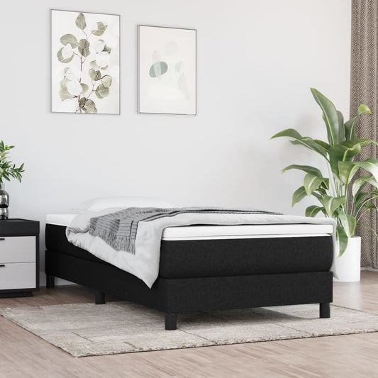 Trendy bedframe in moderne slaapkamer met planten en kunstwerken.