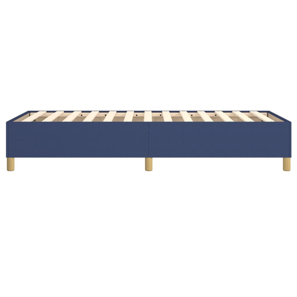 Trendy blauwe bedframe met houten poten en lattenbodem, modern design.