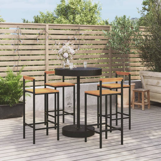 Rattan Acacia tuinset met een ronde zwarte tafel en vier barkrukken met houten zittingen, op een terras voor buitengebruik.