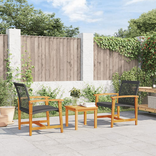 Rattan Acacia tuinmeubelset inclusief twee stoelen met zwart vlechtwerk en houten armleuningen en een bijpassende houten tafel, opgesteld op een terras met groene beplanting op de achtergrond.