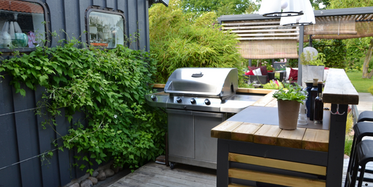 Mooie buiten keuken met een gas barbecue - Meer over barbecues op Trendy.nl