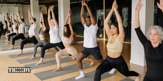 Groep die Yoga aan het doen is van jong tot oud - Yoga voor Iedereen: Internationale Yoga Dag 2024