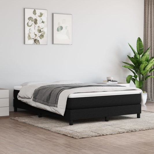 Trendy bedframe met beddengoed in een modern ingerichte slaapkamer.