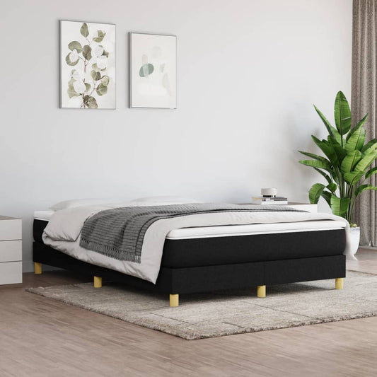 Trendy modern bed met decoratie in lichte, minimalistische slaapkamer.